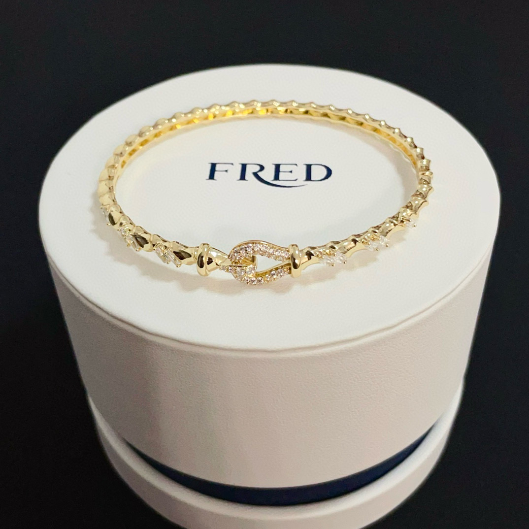 NO:384320,Popular Feredman Diamond Horseshoe Buckle Bracelet Classic and versatile, Internet celebrity expert A must-have item for fashion, fashionable and exquisite, 11 pairs of customized versions, thickened electroplating 18k process, very versatile!  !  , jewelry quality, bracelet19860909火爆 费雷德满钻马蹄扣手镯 经典百搭,网红达人 时尚一族备必单品,时尚精致,11对版定制,加厚电镀18k工艺,上手效果非常百搭！！,饰品精品,bracelet,Jewelry
