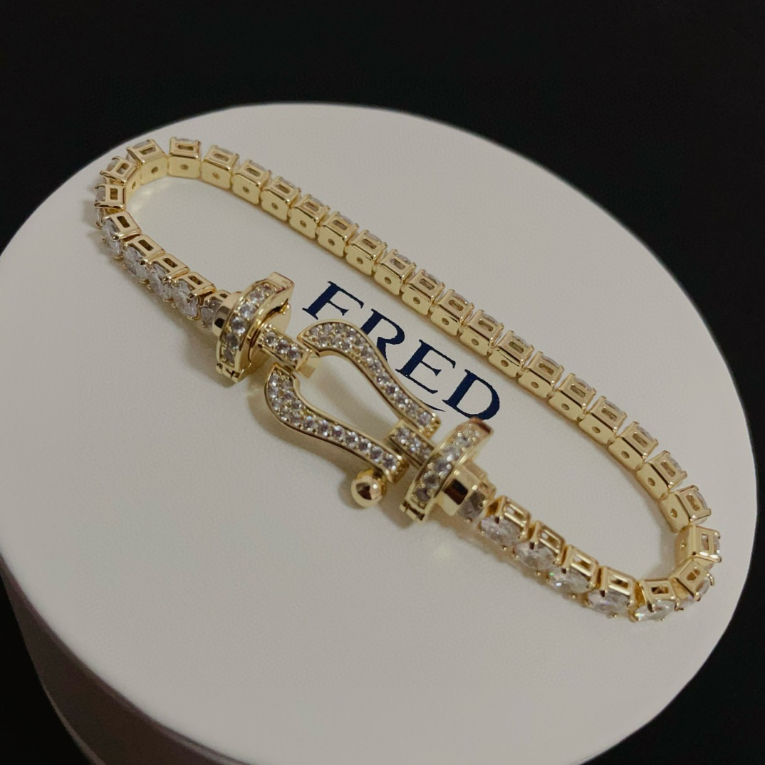  ❤火爆🎉 𝗙𝗥𝗘𝗗 费雷德满钻马蹄扣皮绳手镯手绳，经典百搭，网红达人 时尚一族备必‬单品，时尚精致，1