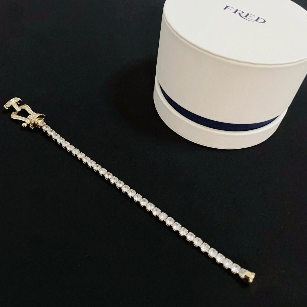  ❤火爆🎉 𝗙𝗥𝗘𝗗 费雷德满钻马蹄扣皮绳手镯手绳，经典百搭，网红达人 时尚一族备必‬单品，时尚精致，1