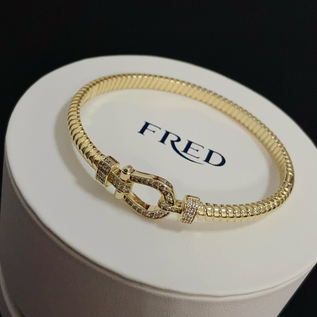  ❤火爆🎉 𝗙𝗥𝗘𝗗 费雷德满钻马蹄扣手镯 经典百搭，网红达人 时尚一族备必‬单品，时尚精致，1：1对版