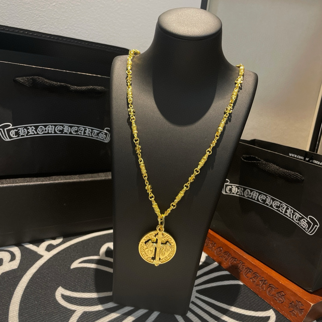  新款【专柜品质】Chrome Hearts克罗心 经典黄金色多元素项链 十字架圆牌吊坠 凹凸造型不同的