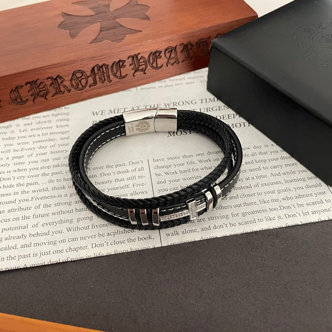 新款【专柜品质】Chrome Hearts克罗心 十字架镶钻皮绳手镯 凹凸造型不同的花纹设计风格呈现出