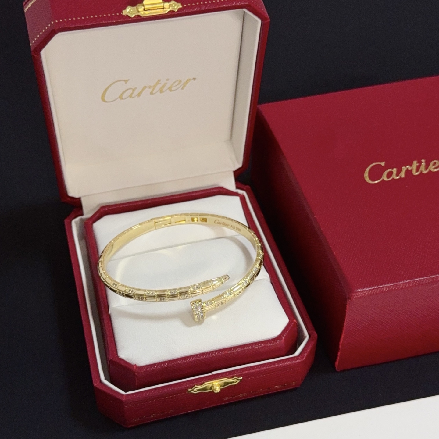 NO:384447,Cartier diamond-set nail bracelet, high-end customized version, diamond-set craftsmanship, V-gold material, classic and fashionable style, reconstructing love aesthetics with sharp lines!  Breaking the convention, diamond-inlaid design creates a high-end ceiling - no need to build glitz, love should be pure as before. Cartier is loved by many celebrities and internet celebrities. The Leopard series bracelet is definitely an eternal classic, and there is no limit on men and women, and no limit on age!  Wear it you are the focus!  , jewelry boutique, cartier, bracelet19860909卡地亚镶钻钉子手镯 高端定制版本 镶嵌钻工艺 V金材质 经典而时尚风格 用凌厉线条重构爱情美学！打破常规,镶嵌钻设计反而成就高级感天花板——无需浮华堆砌,爱本应纯粹如初 卡地亚受众多明星网红的爱戴 豹子系列手镯 绝对是永恒经典 而且男女不限 年龄不限 ！戴上它你就是焦点！,饰品精品,cartier,bracelet,Jewelry