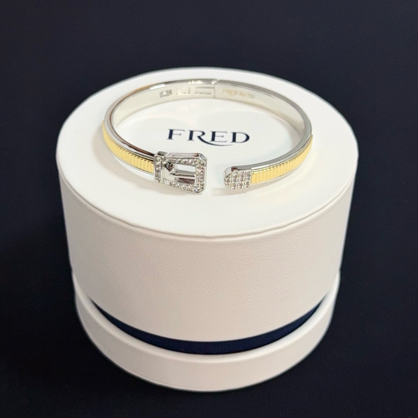 NO:384477,Popular Feredman Diamond Horseshoe Buckle Bracelet Classic and versatile, Internet celebrity expert A must-have item for fashion, fashionable and exquisite, 11 pairs of customized versions, thickened electroplating 18k technology, different from the ordinary version on the market, the effect of getting used is very versatile!  !  , jewelry quality, bracelet19860909火爆 费雷德满钻马蹄扣手镯 经典百搭,网红达人 时尚一族备必单品,时尚精致,11对版定制,加厚电镀18k工艺,区别市面上普通版本上手效果非常百搭！！,饰品精品,bracelet,Jewelry