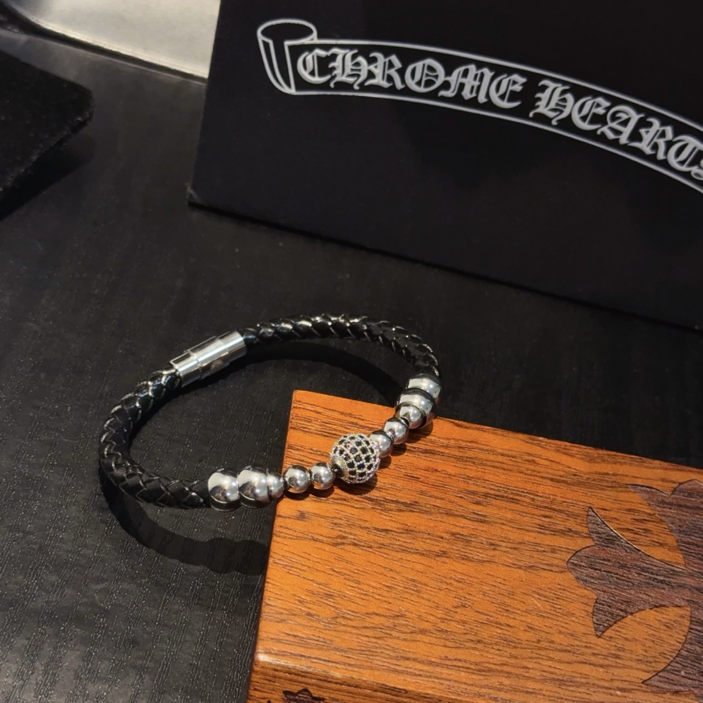   新款【专柜品质】Chrome Hearts克罗心皮绳手镯 凹凸造型不同的花纹设计风格呈现出与众不同 