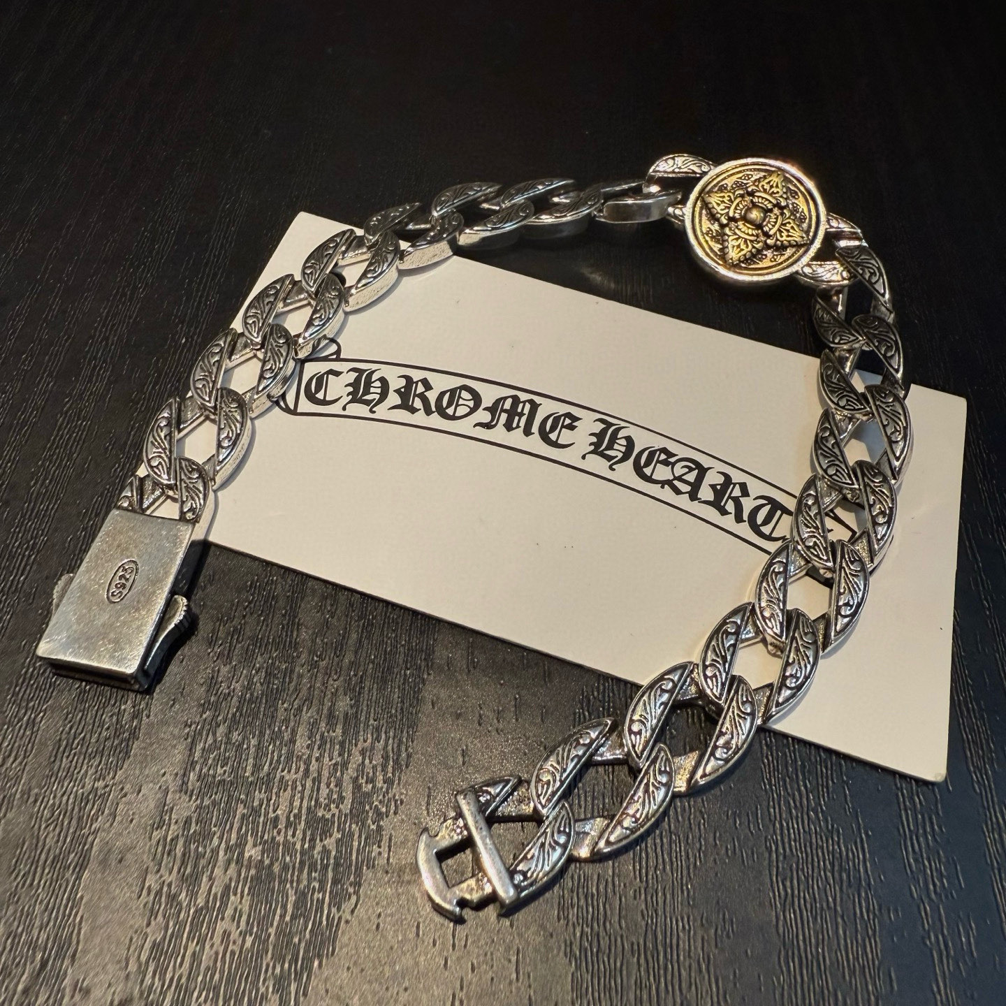批 新款【专柜品质】Chrome Hearts克罗心复古做旧灵动手链 凹凸造型不同的花纹设计风格 呈现出