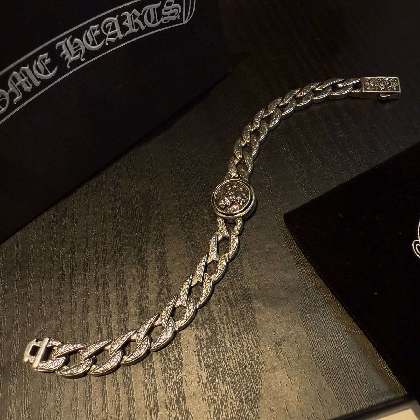 批 新款【专柜品质】Chrome Hearts克罗心复古做旧灵动手链 凹凸造型不同的花纹设计风格 呈现出