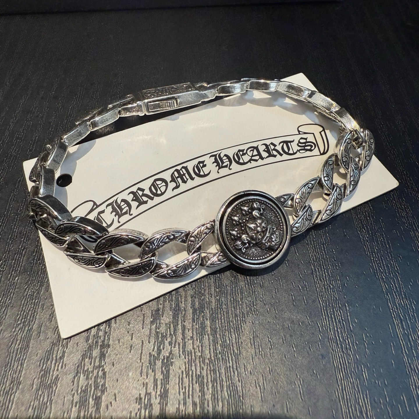 批 新款【专柜品质】Chrome Hearts克罗心复古做旧灵动手链 凹凸造型不同的花纹设计风格 呈现出