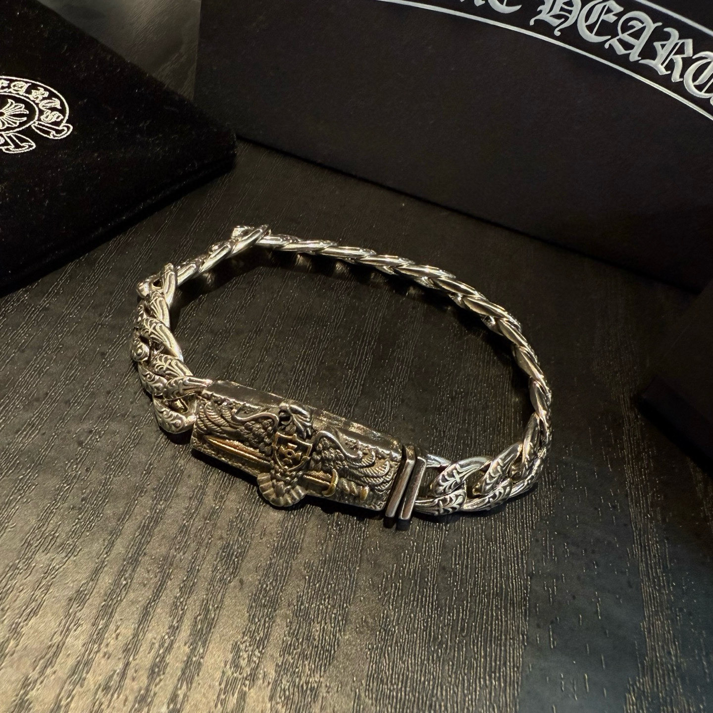 批 新款【专柜品质】Chrome Hearts克罗心复古做旧手链 凹凸造型不同的花纹设计风格 呈现出与众