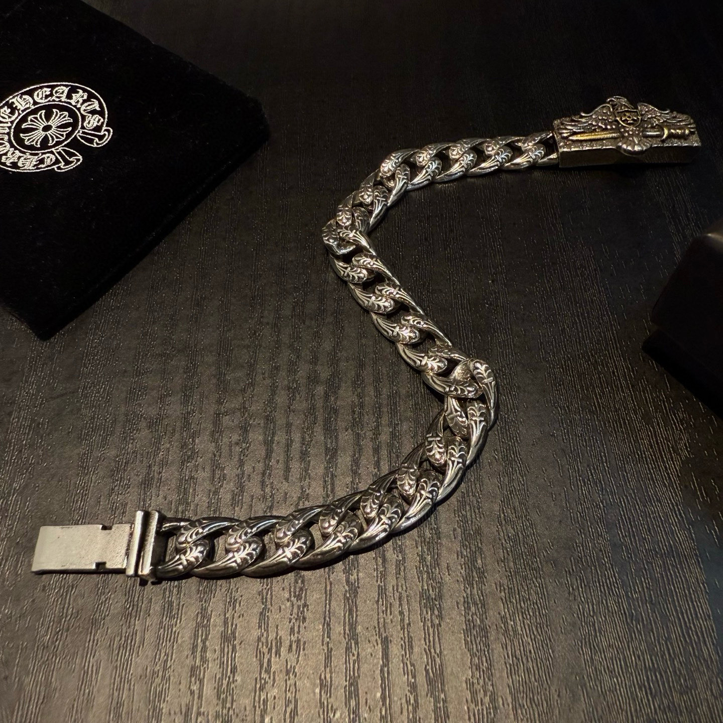 批 新款【专柜品质】Chrome Hearts克罗心复古做旧手链 凹凸造型不同的花纹设计风格 呈现出与众