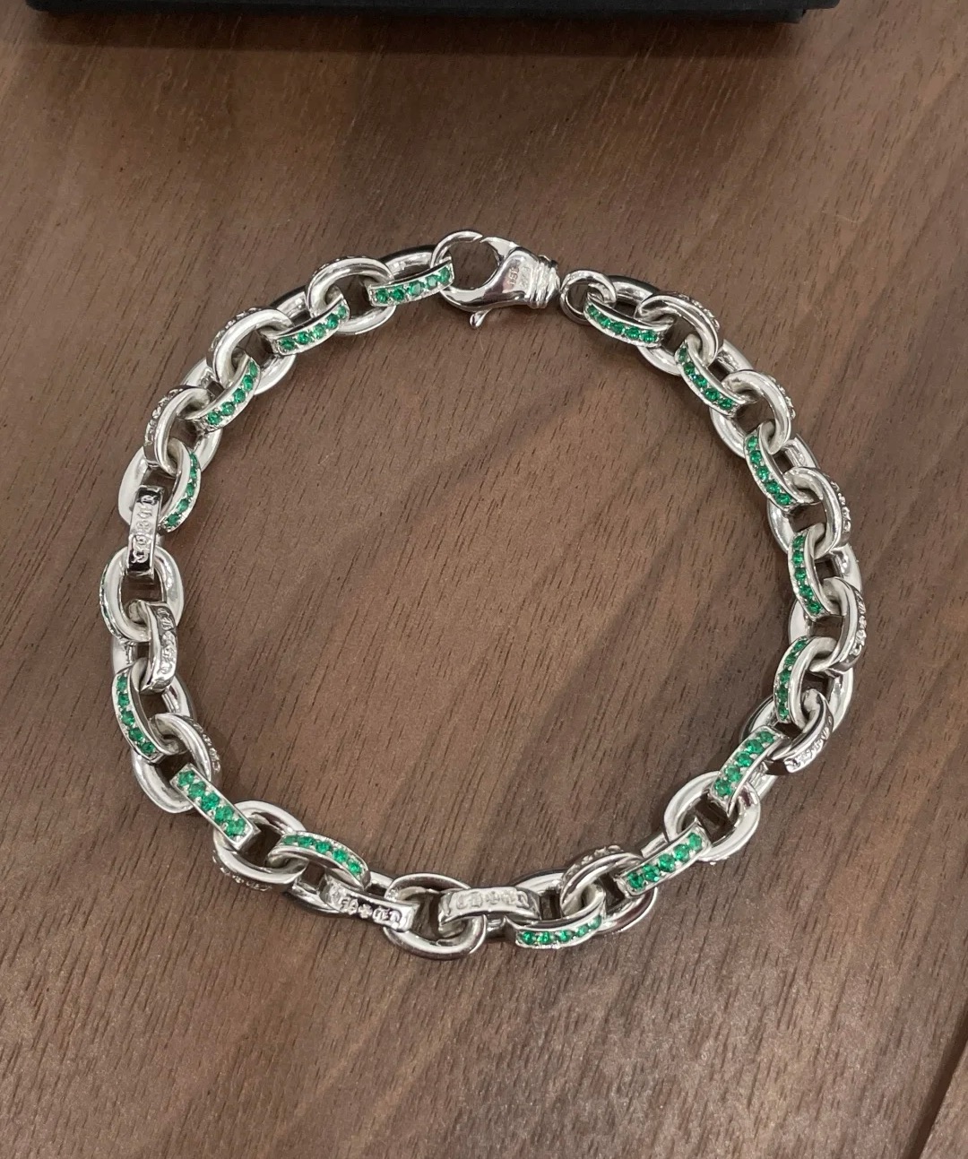 NO:383591,Croxin letters inlaid with white diamonds and green diamond bracelet, size 18.20.22, it is so high-end, it looks very good whether worn alone or stacked., boutique jewelry, chrome hearts, bracelet19860909克罗心字母镶白钻绿钻手链,尺寸18.20.22,太高级了,无论单戴还是叠戴都非常好看.,饰品精品,chrome hearts,bracelet,Jewelry