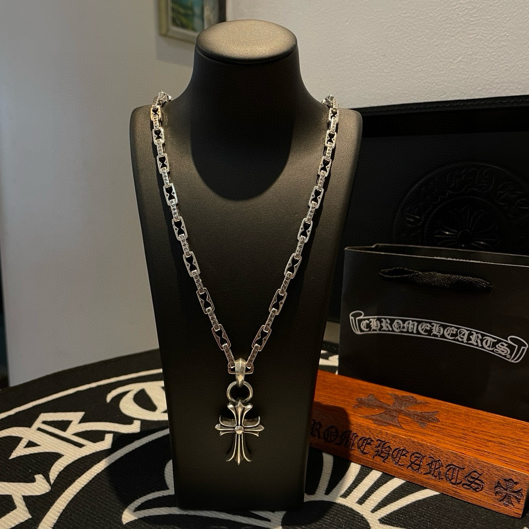  新款【专柜品质】Chrome Hearts克罗心 经典复古锁扣项链 十字架吊坠，凹凸造型不同的花纹设计