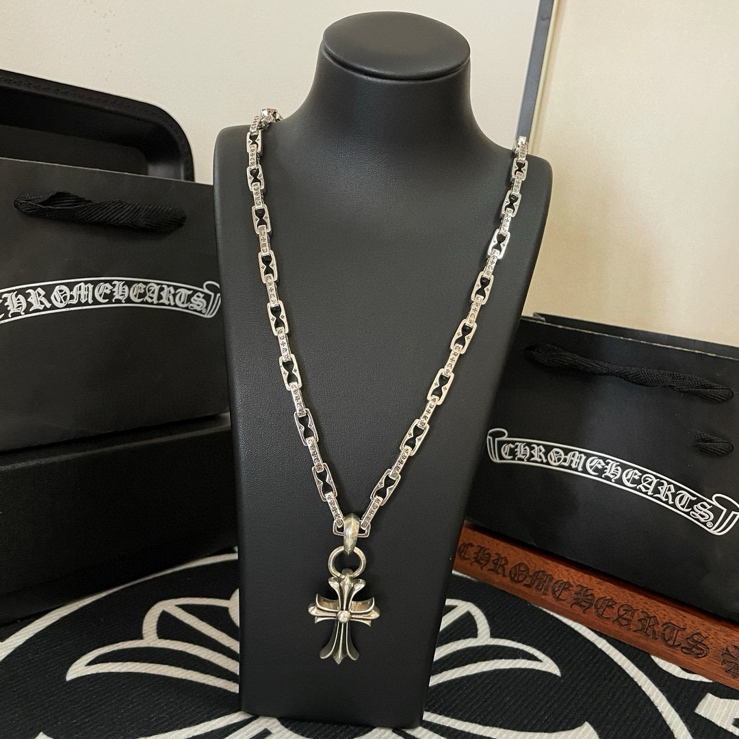  新款【专柜品质】Chrome Hearts克罗心 经典复古锁扣项链 十字架吊坠，凹凸造型不同的花纹设计