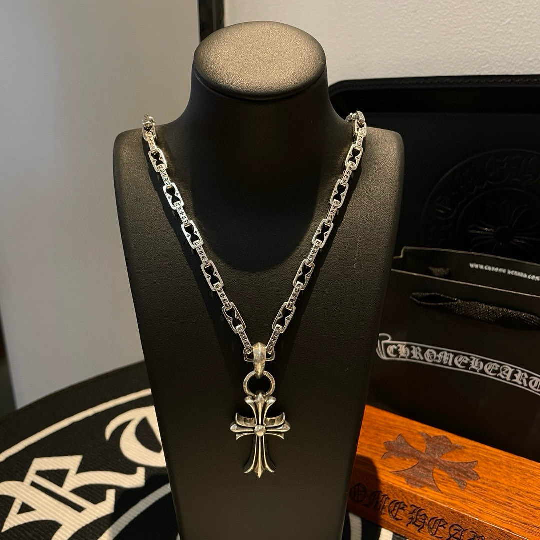  新款【专柜品质】Chrome Hearts克罗心 经典复古锁扣项链 十字架吊坠，凹凸造型不同的花纹设计