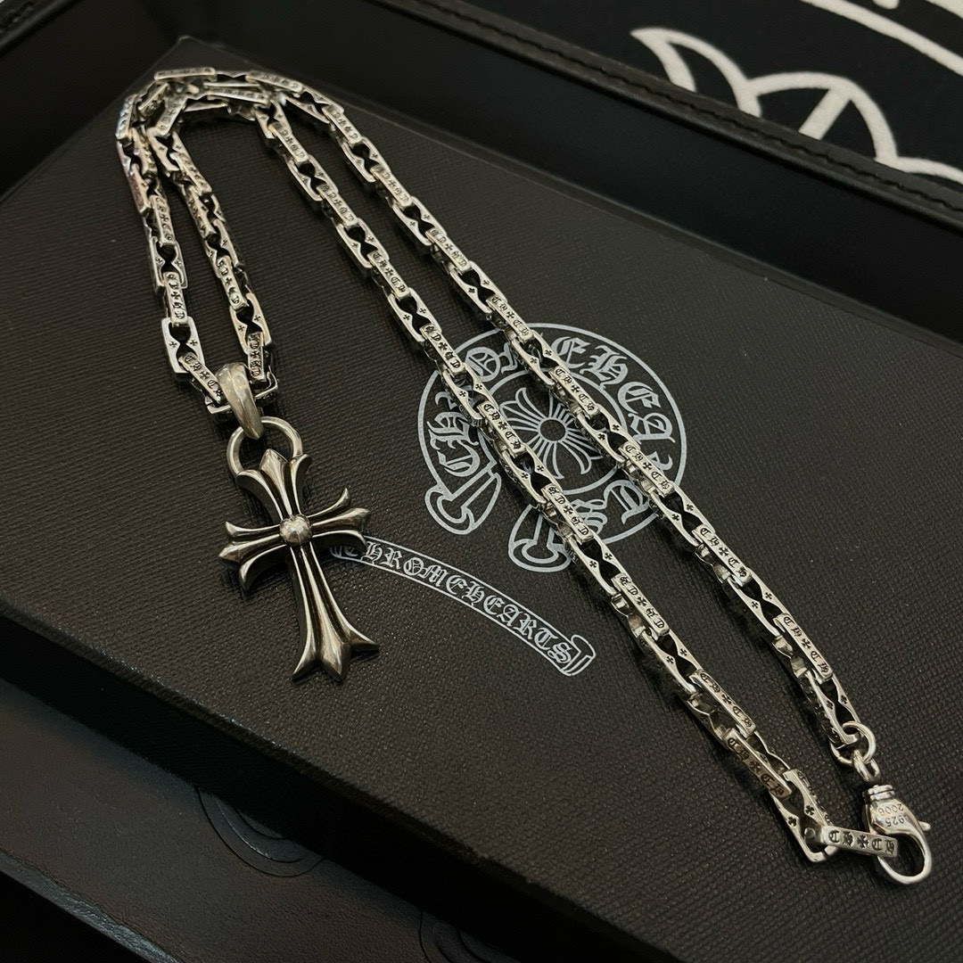 新款【专柜品质】Chrome Hearts克罗心 经典复古锁扣项链 十字架吊坠，凹凸造型不同的花纹设计