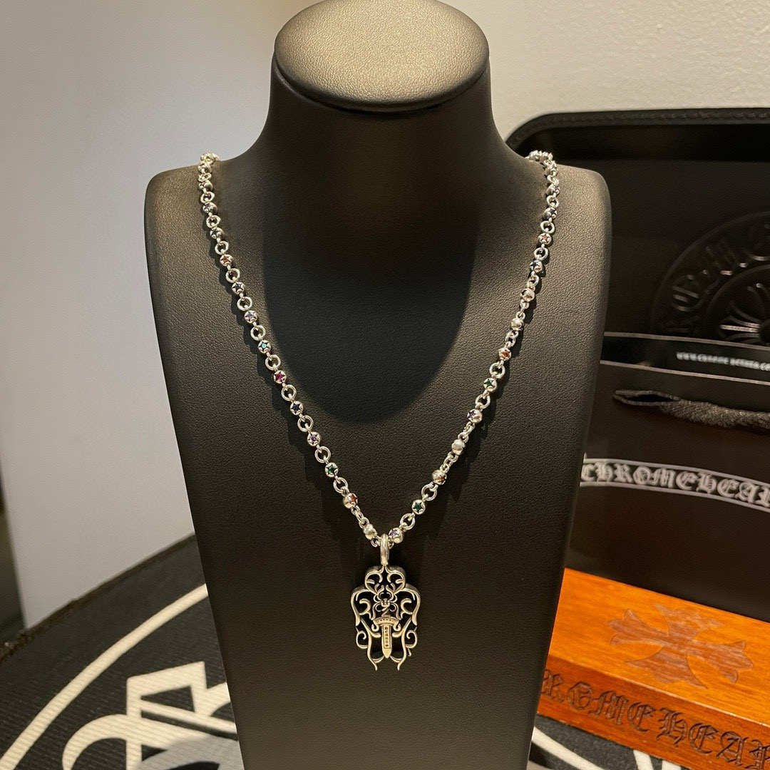   新款【专柜品质】Chrome Hearts克罗心 经典复古项链 藤蔓宝剑吊坠 凹凸造型不同的花纹设计