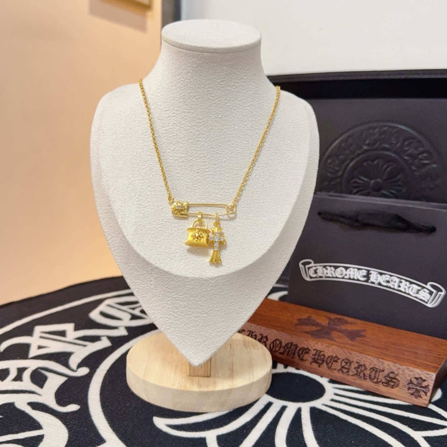    新款【专柜品质】Chrome Hearts克罗心别针十字架项链 凹凸造型不同的花纹设计风格 呈现出