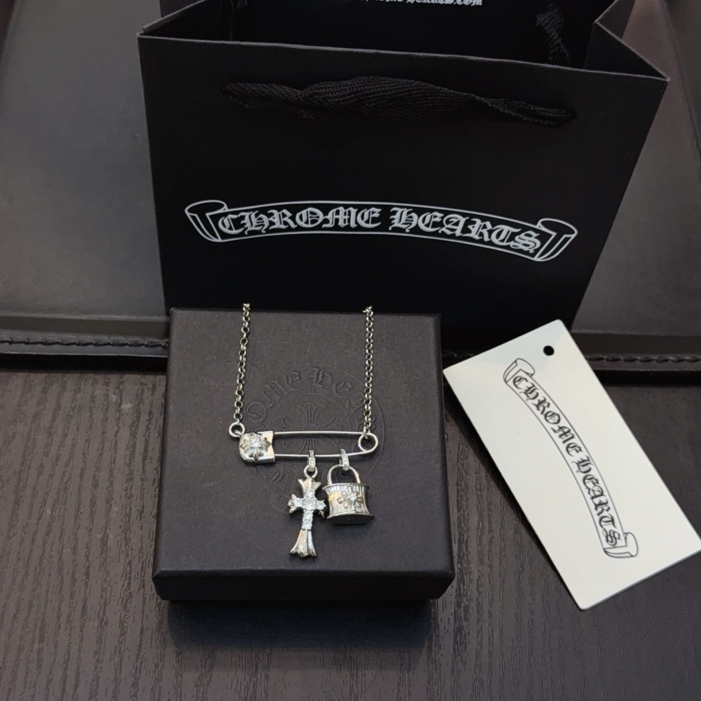    新款【专柜品质】Chrome Hearts克罗心别针十字架项链 凹凸造型不同的花纹设计风格 呈现出