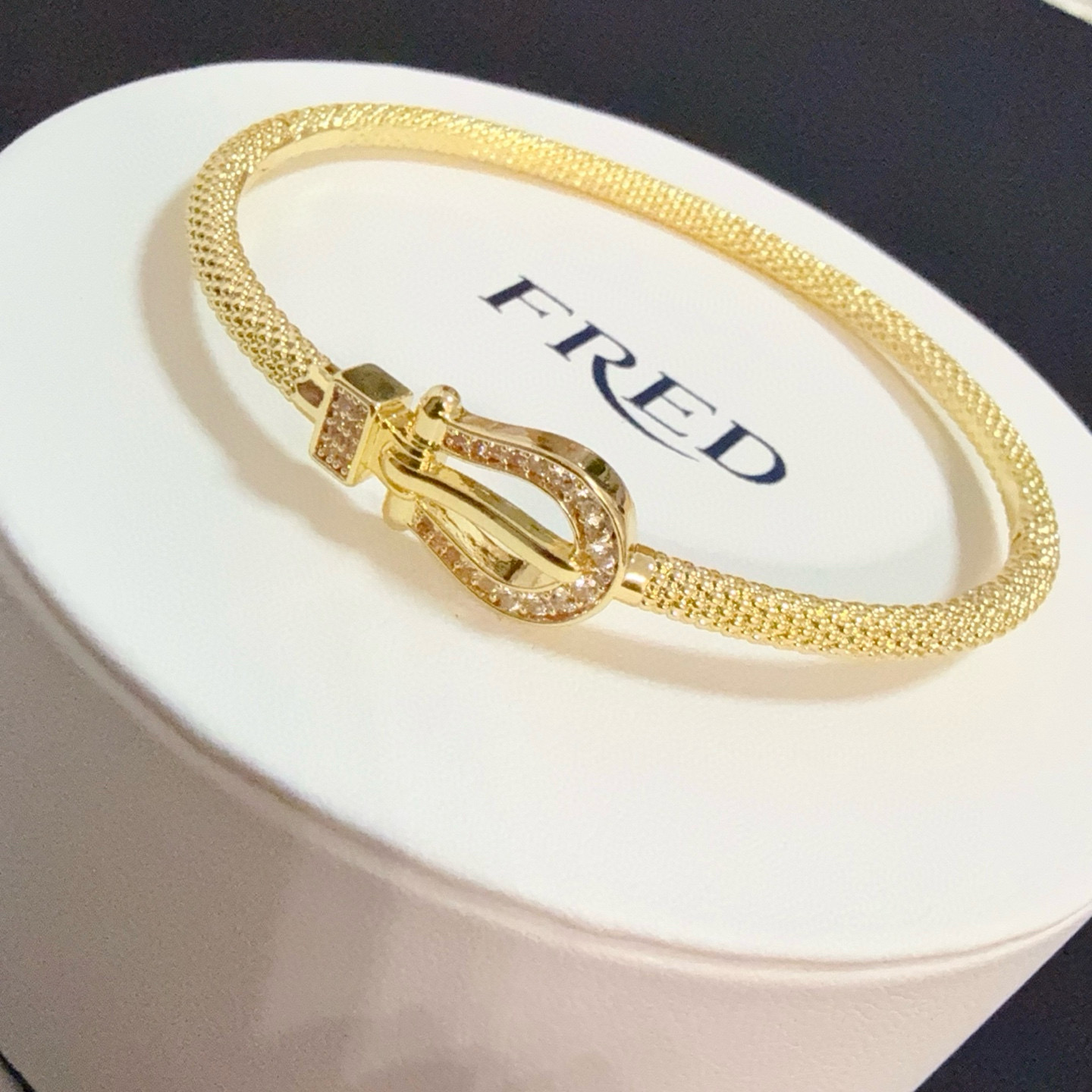  ❤火爆🎉 𝗙𝗥𝗘𝗗 费雷德满钻马蹄扣手镯 经典百搭，网红达人 时尚一族备必‬单品，时尚精致，1：1对版