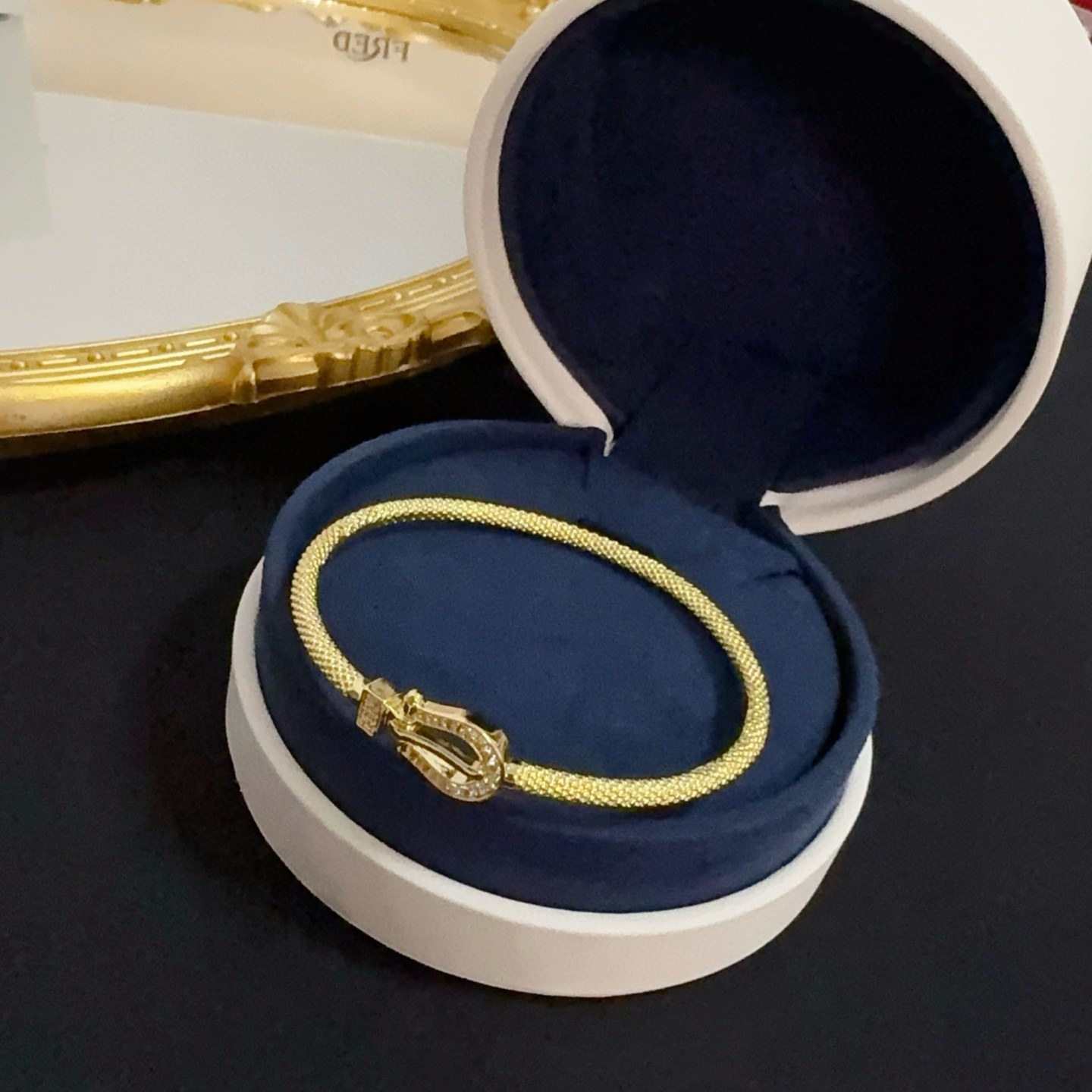  ❤火爆🎉 𝗙𝗥𝗘𝗗 费雷德满钻马蹄扣手镯 经典百搭，网红达人 时尚一族备必‬单品，时尚精致，1：1对版