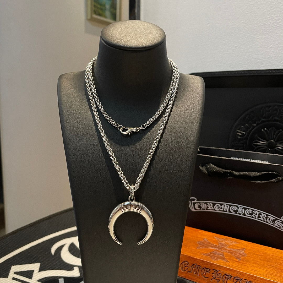   新款【专柜品质】Chrome Hearts克罗心 经典复古项链 个性吊坠 凹凸造型不同的花纹设计风格