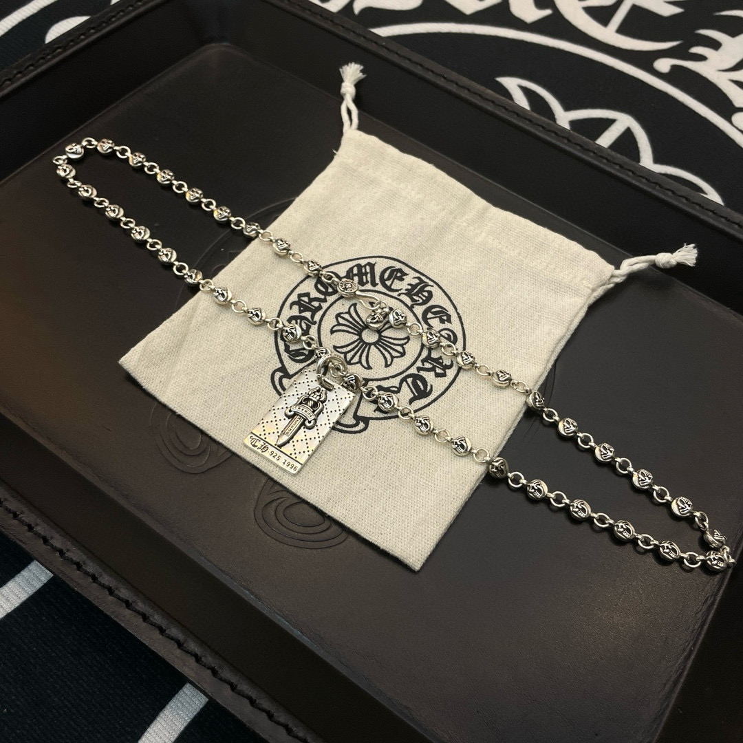   新款【专柜品质】Chrome Hearts克罗心 经典复古多元素项链 宝剑吊坠 凹凸造型不同的花纹设