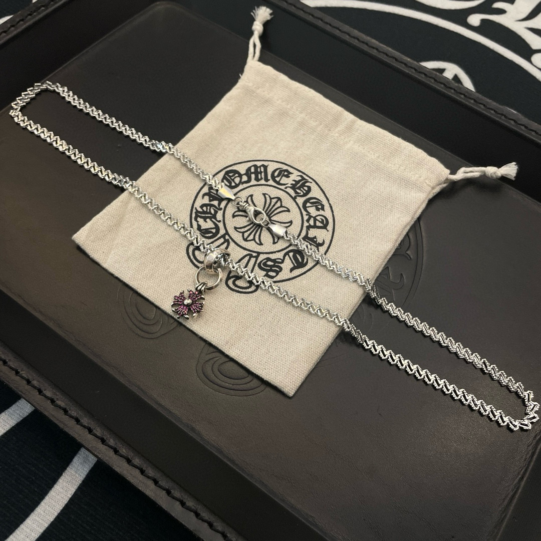   新款【专柜品质】Chrome Hearts克罗心 经典复古多元素项链 满钻十字花吊坠 凹凸造型不同的