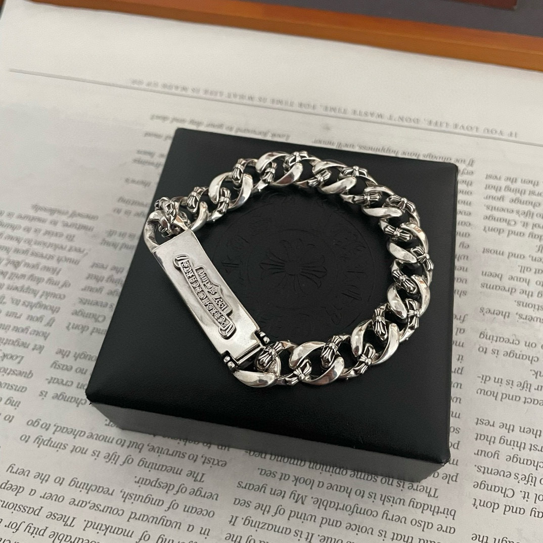  新款【专柜品质】Chrome Hearts克罗心经典复古半花十字架镶钻手链 凹凸造型不同的花纹设计风格
