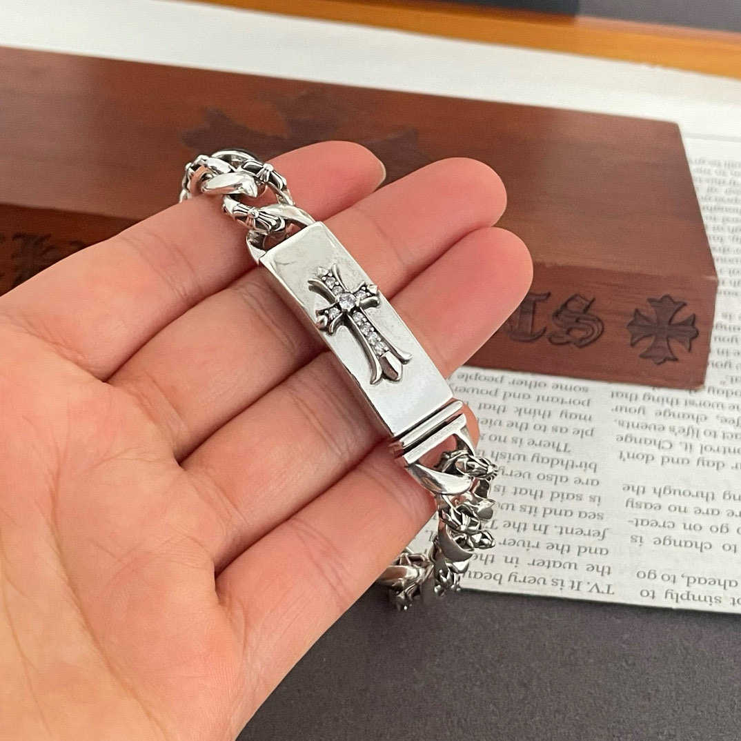  新款【专柜品质】Chrome Hearts克罗心经典复古半花十字架镶钻手链 凹凸造型不同的花纹设计风格