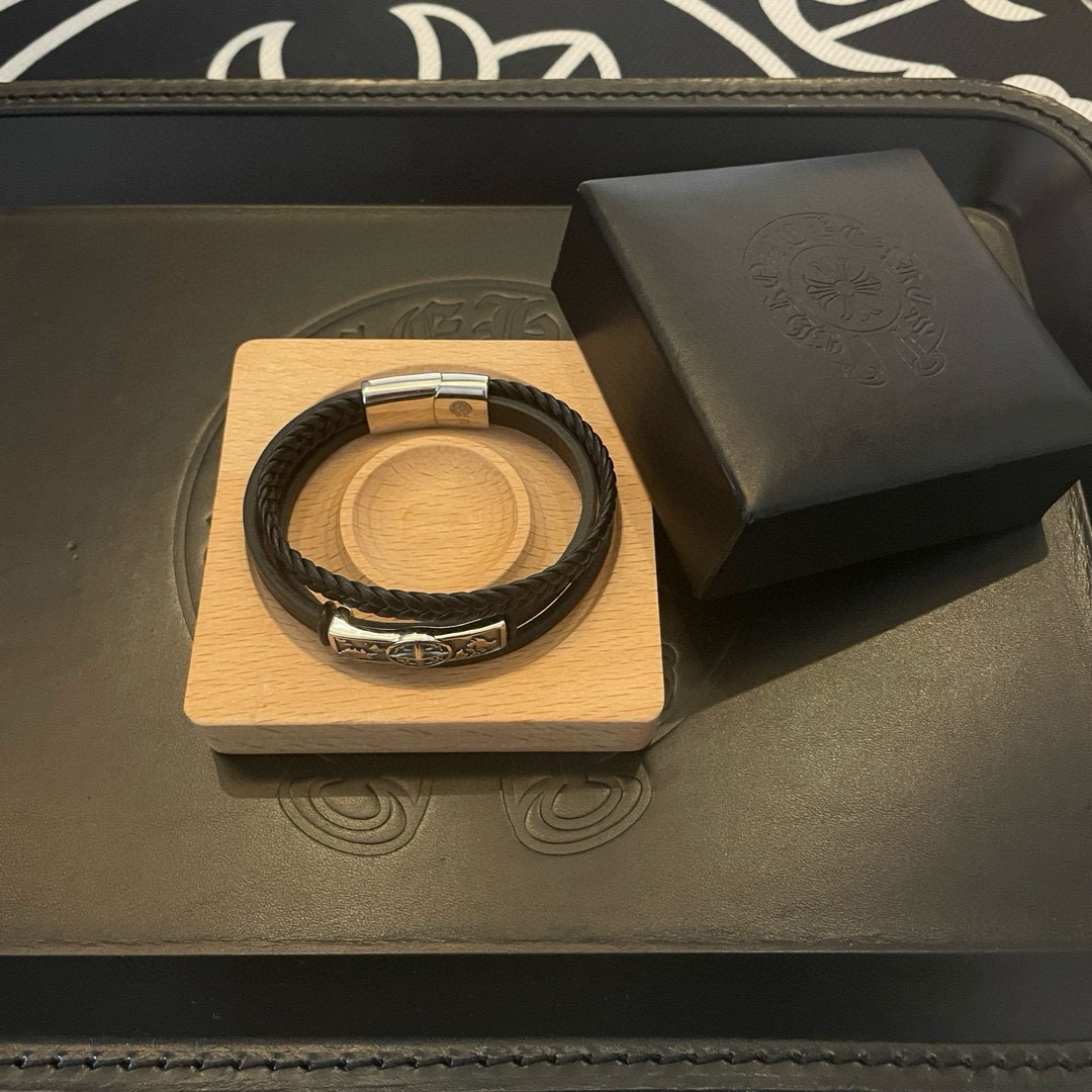  新款【专柜品质】Chrome Hearts克罗心 经典复古皮绳手镯 凹凸造型不同的花纹设计风格呈现出与