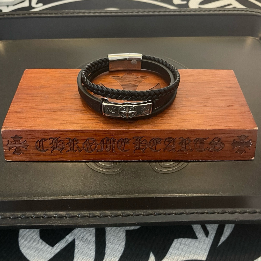  新款【专柜品质】Chrome Hearts克罗心 经典复古皮绳手镯 凹凸造型不同的花纹设计风格呈现出与