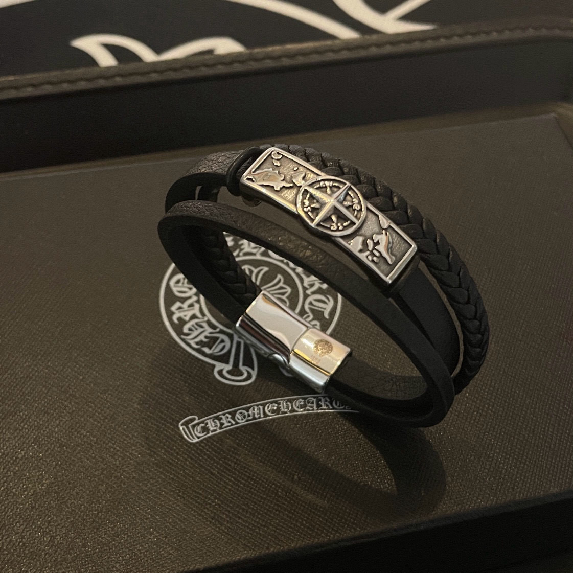  新款【专柜品质】Chrome Hearts克罗心 经典复古皮绳手镯 凹凸造型不同的花纹设计风格呈现出与