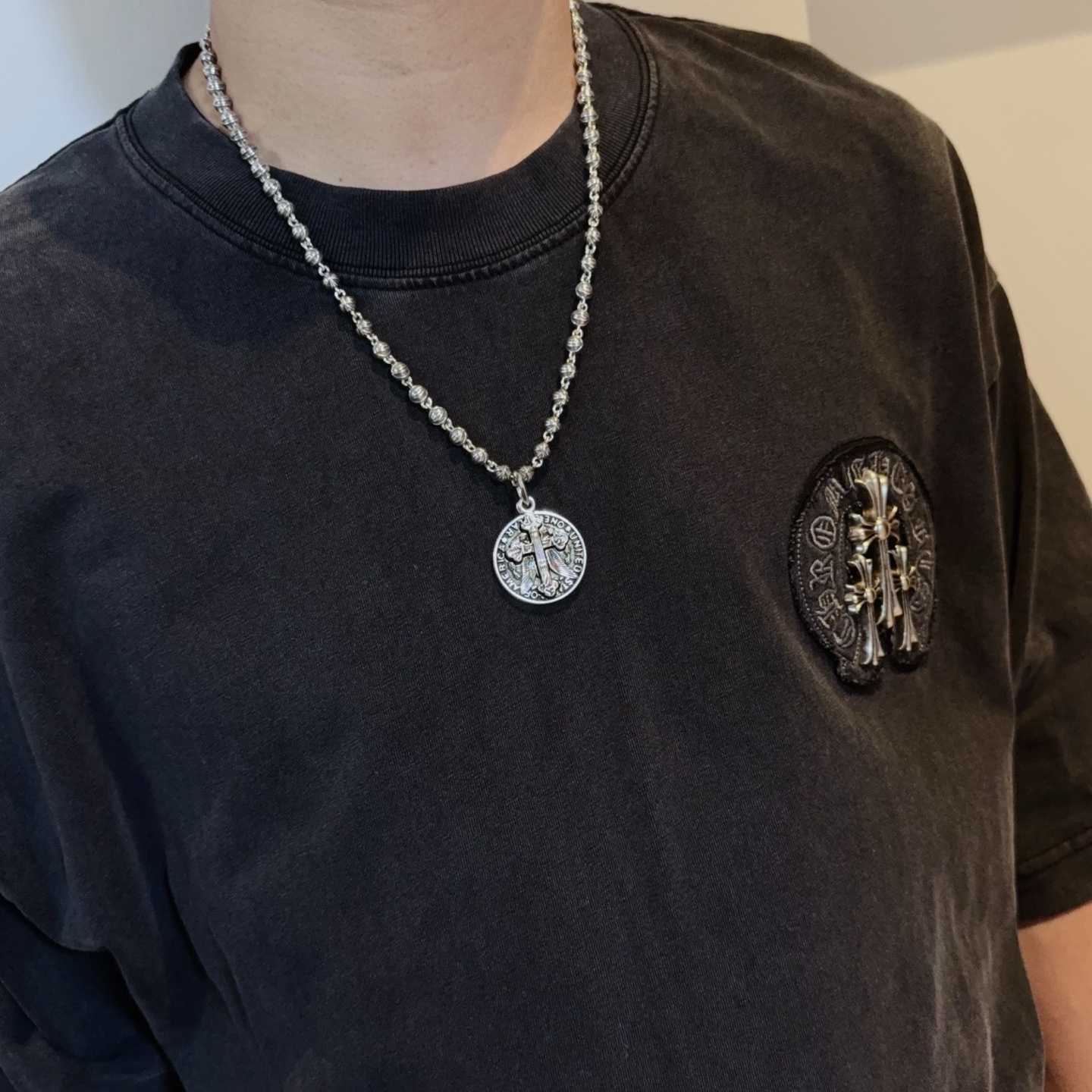  新款【专柜品质】Chrome Hearts克罗心经典复古十字花球项链 圆牌十字架吊坠 凹凸造型不同的花