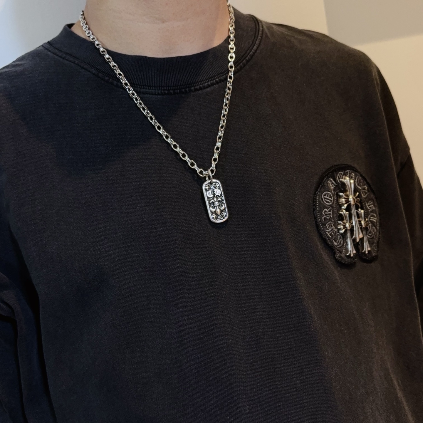  新款【专柜品质】Chrome Hearts克罗心经典复古字母项链 ，方牌吊坠 凹凸造型不同的花纹设计风