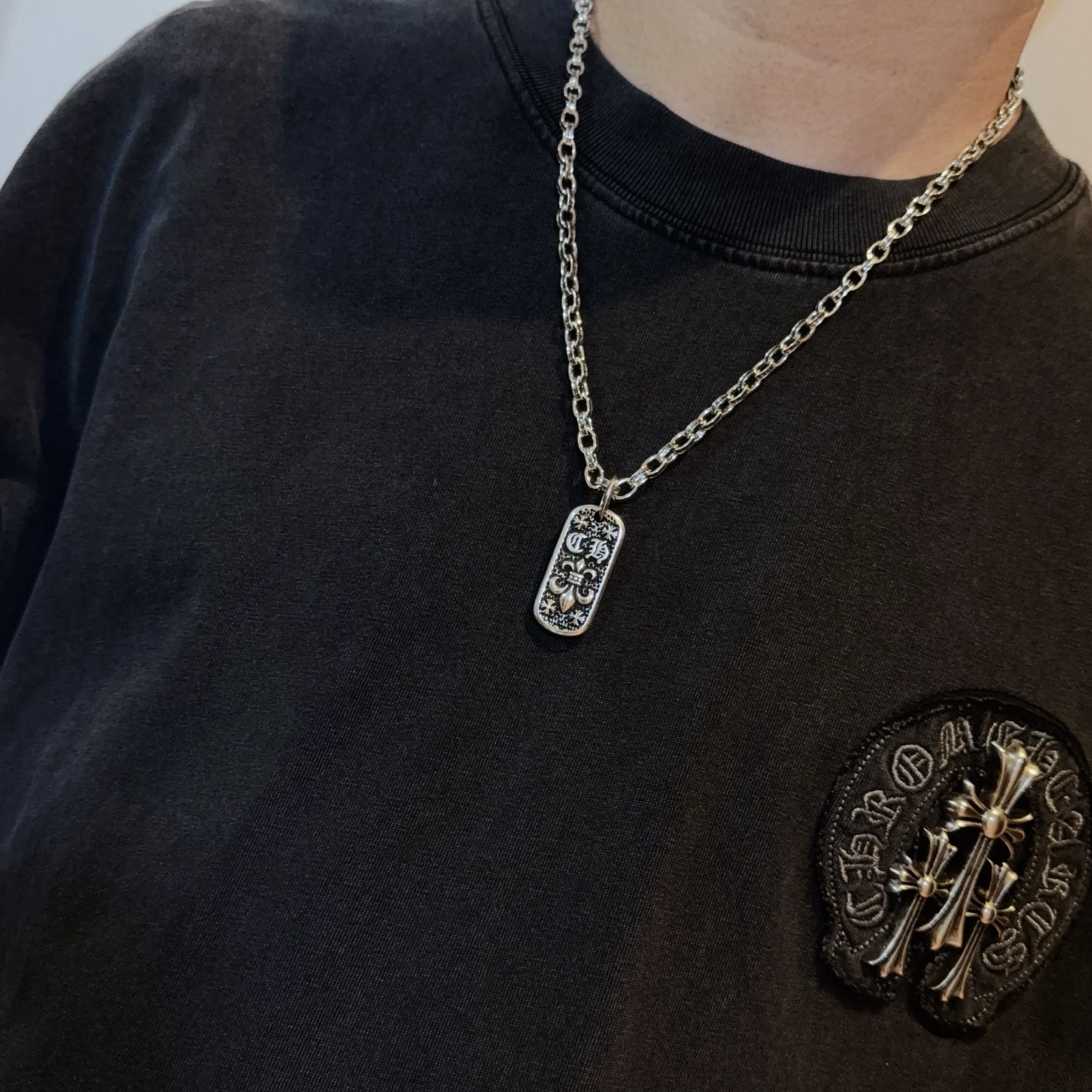  新款【专柜品质】Chrome Hearts克罗心经典复古字母项链 ，方牌吊坠 凹凸造型不同的花纹设计风