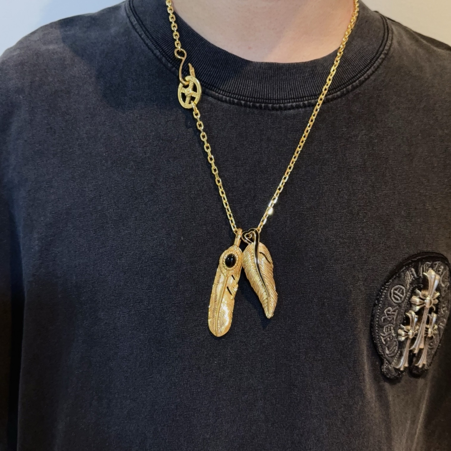 NO:382781,[New Products are on the Shelves] Goro Takahashi Goro Golden Feather Necklace Top Version, Accepted Exclusive Shooting, Focus on the High-end Market, Absolutely Different from the Ordinary Version!  The details of the picture product are consistent with ZP!  Original production process, precision quality, purely handmade, authentic model opening, fashion essentials, both men and women can wear, same couple style, rock punk silver style, retro elements, trendy and versatile, same style on the official website, fine jewelry, necklace19860909【新品上架】Goro’s高桥吾郎金色羽毛项链 顶级版本 认准独家拍摄 主攻高端市场 绝对区别普通版本！图片产品细节与ZP一致！原版制作工艺 精工品质 纯手工打造 ～正品开模潮流时尚必备 男女均可佩戴 情侣款同款 摇滚朋克泰银风格 复古元素 潮流百搭 官网同款,饰品精品,necklace,Jewelry