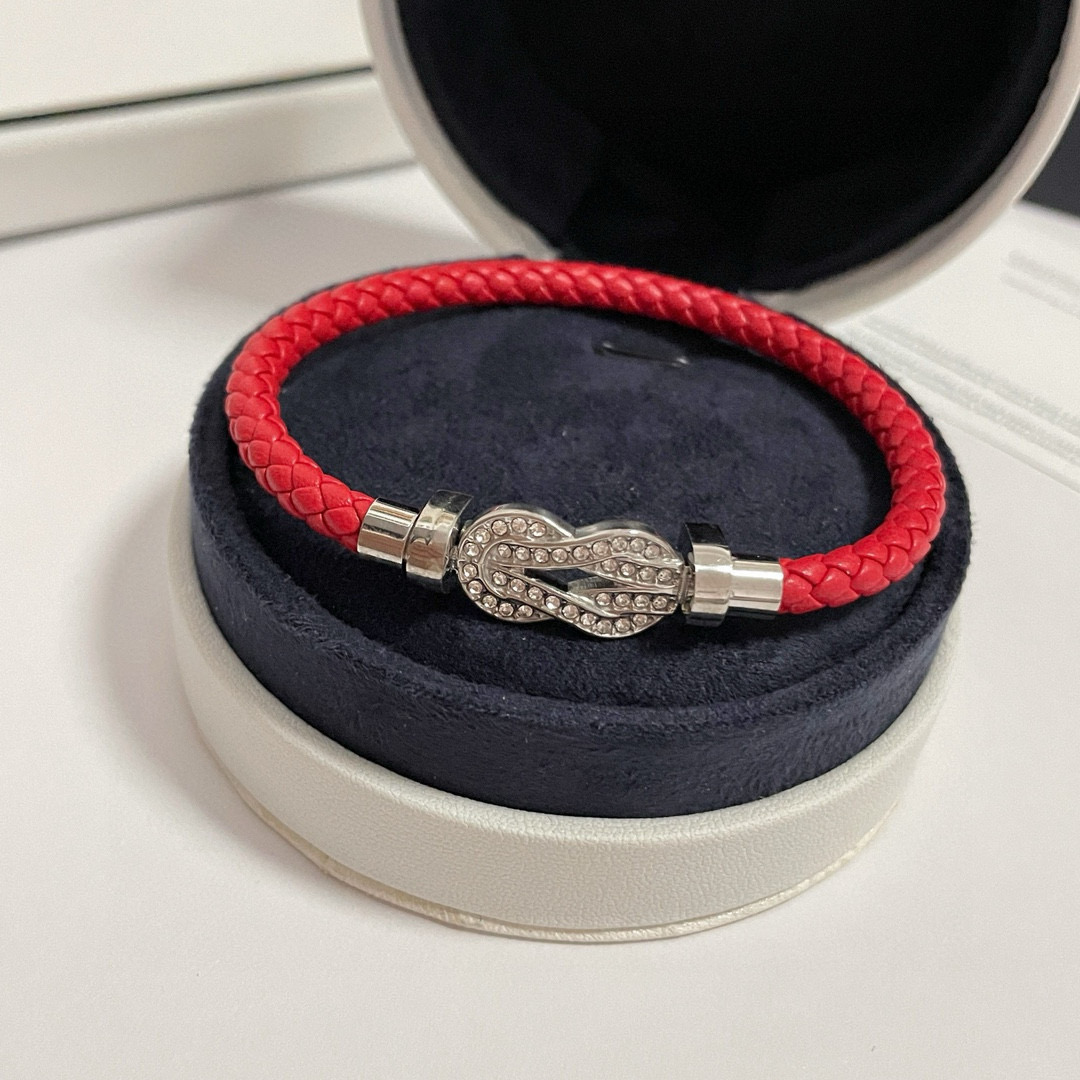 NO:383062,Popular Fered bracelet, full diamond 8-character bracelet, classic red rope, a must-have for the year of zodiac, classic versatile, internet celebrity expert, fashion family must have a must-have item, fashionable and exquisite, 11 pairs of customization, thickened electroplating 18k craftsmanship, trendy and cool couple bracelet ~ the effect is very versatile!  !  , jewelry boutique, bracelet, bracelet19860909批 火爆 费雷德手绳,满钻8字扣手镯手链,经典转运红绳,本命年必须来一条,经典百搭,网红达人 时尚一族备必单品时尚精致,11对版定制,加厚电镀18k工艺,又潮又酷的情侣款手绳～上手效果非常百搭！！,饰品精品,bracelet,bracelet,Jewelry
