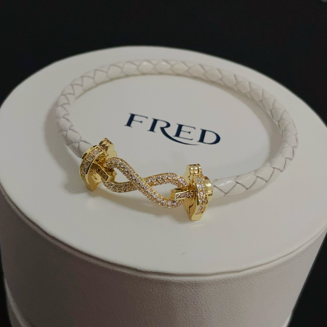  ❤火爆🎉 𝗙𝗥𝗘𝗗 费雷德满钻马蹄扣皮绳手镯手绳明星网红同款 小红书 抖音爆款 经典百搭，网红达人 时