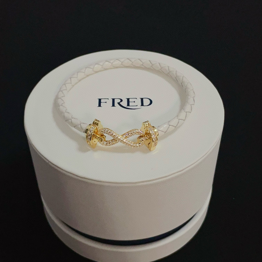 ❤火爆🎉 𝗙𝗥𝗘𝗗 费雷德满钻马蹄扣皮绳手镯手绳明星网红同款 小红书 抖音爆款 经典百搭，网红达人 时