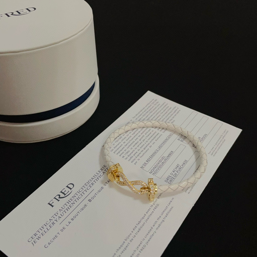  ❤火爆🎉 𝗙𝗥𝗘𝗗 费雷德满钻马蹄扣皮绳手镯手绳明星网红同款 小红书 抖音爆款 经典百搭，网红达人 时