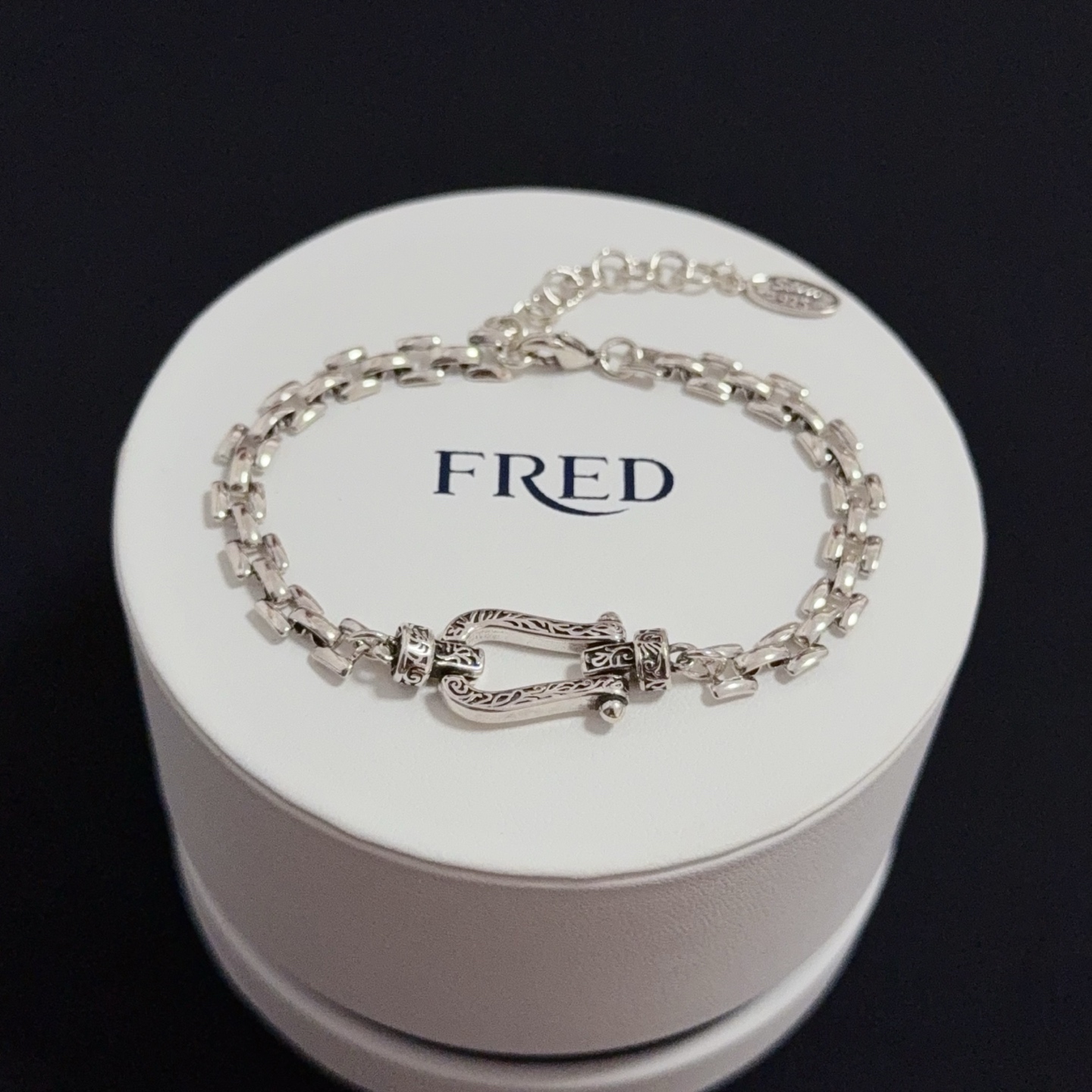 NO:383055,Popular Feredman Diamond Horseshoe Buckle Bracelet, classic and versatile, Internet celebrity expert, a must-have item for fashion, fashionable and exquisite, 11 pairs of customized versions, the difference is that the ordinary version on the market, thickened electroplating 18k process, the effect is very versatile!  !  , jewelry quality, bracelet19860909火爆 费雷德满钻马蹄扣手链,经典百搭,网红达人 时尚一族备必单品,时尚精致,11对版定制,区别在于市面上普通版本,加厚电镀18k工艺,上手效果非常百搭！！,饰品精品,bracelet,Jewelry