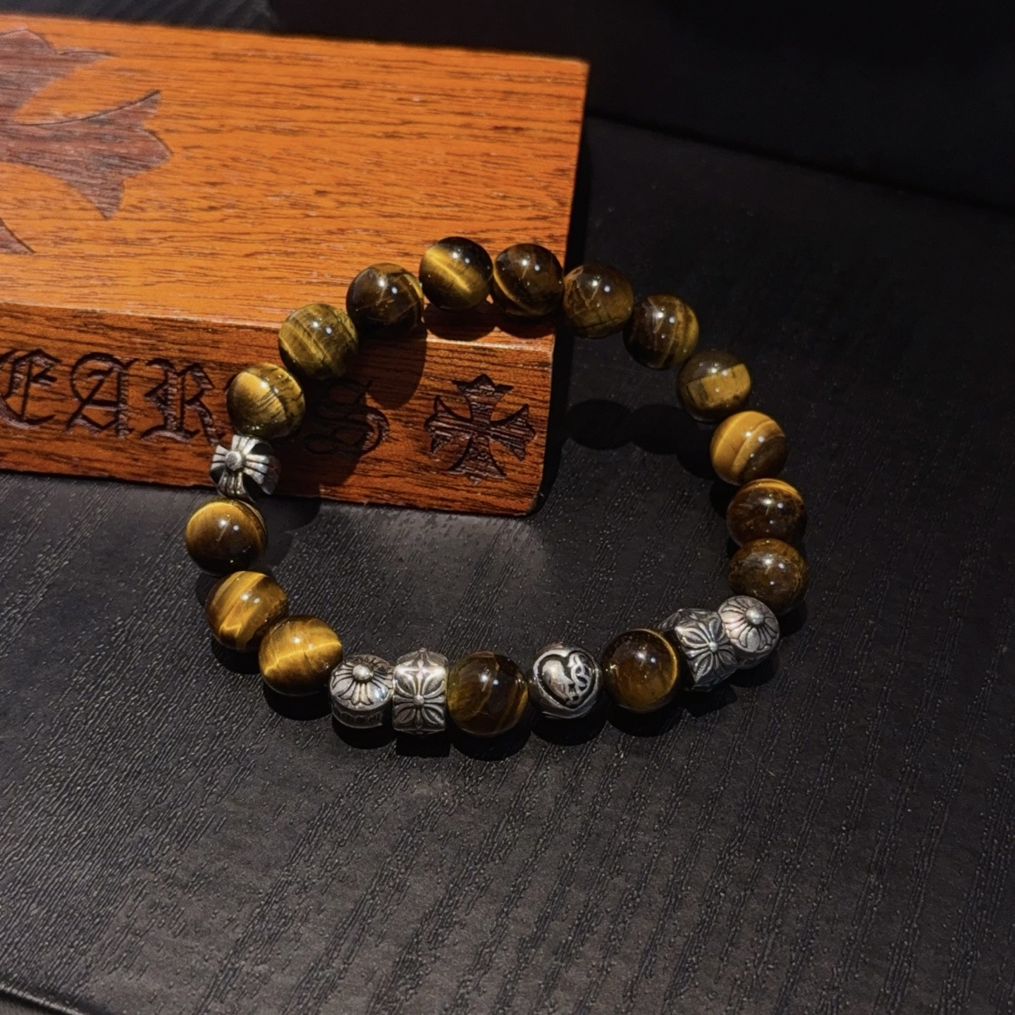  新款【专柜品质】Chrome Hearts克罗心经典复古多元素虎眼石手串手链 ，凹凸造型不同的花纹设计