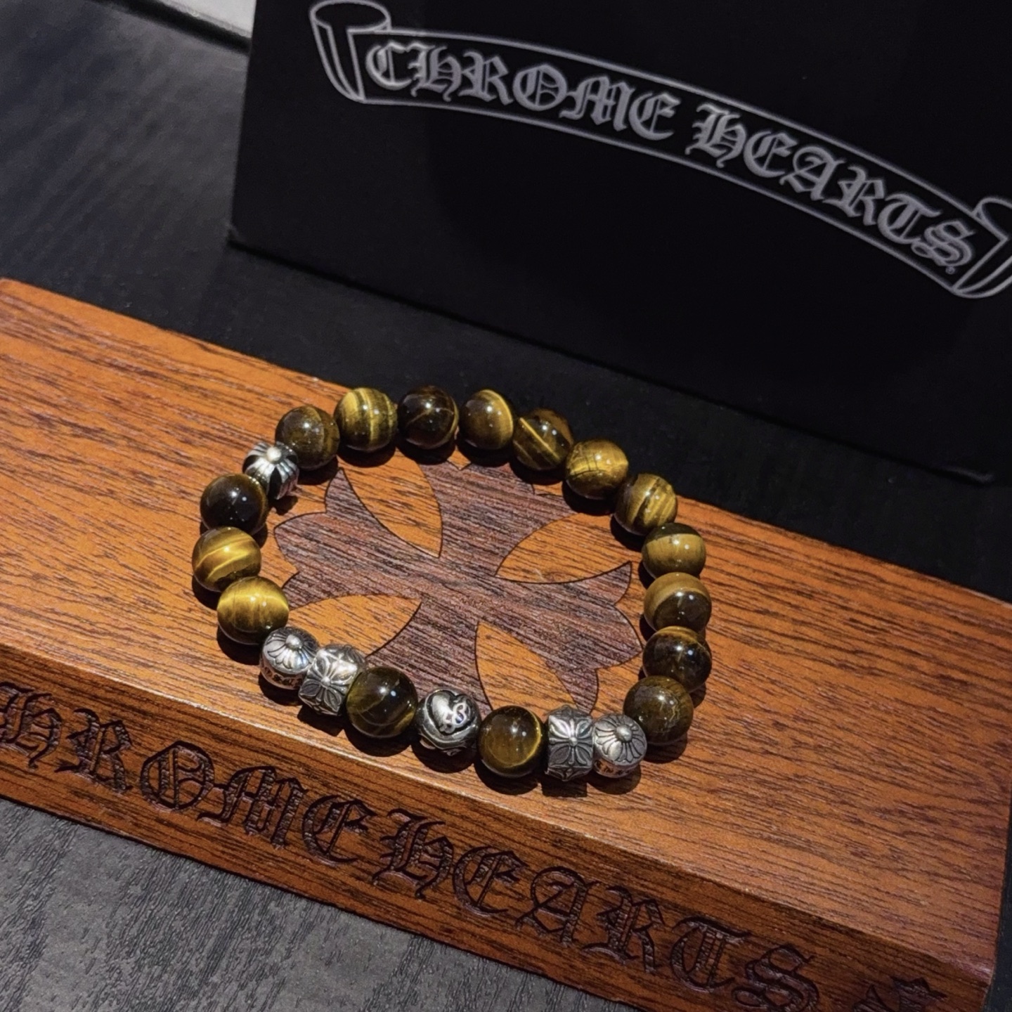  新款【专柜品质】Chrome Hearts克罗心经典复古多元素虎眼石手串手链 ，凹凸造型不同的花纹设计