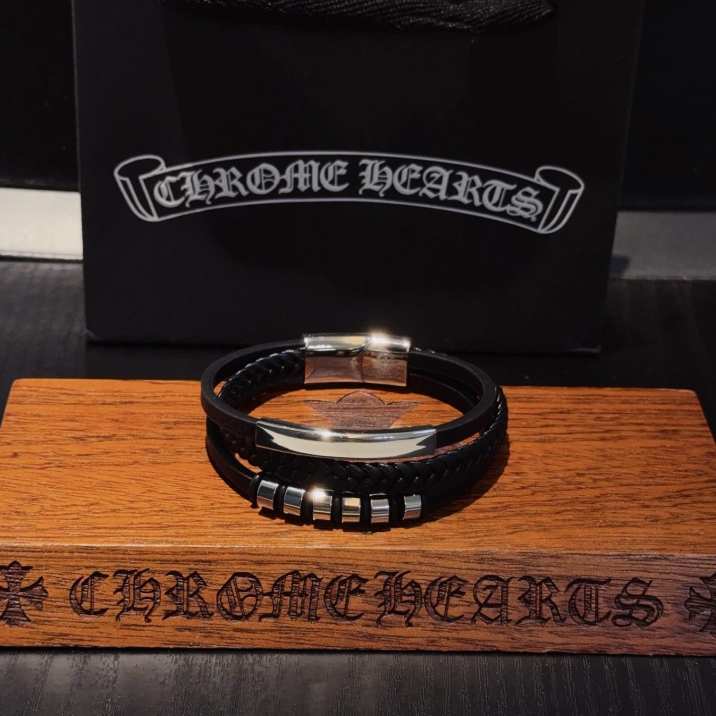 新款【专柜品质】Chrome Hearts克罗心 经典复古皮绳手镯 凹凸造型不同的花纹设计风格呈现出与