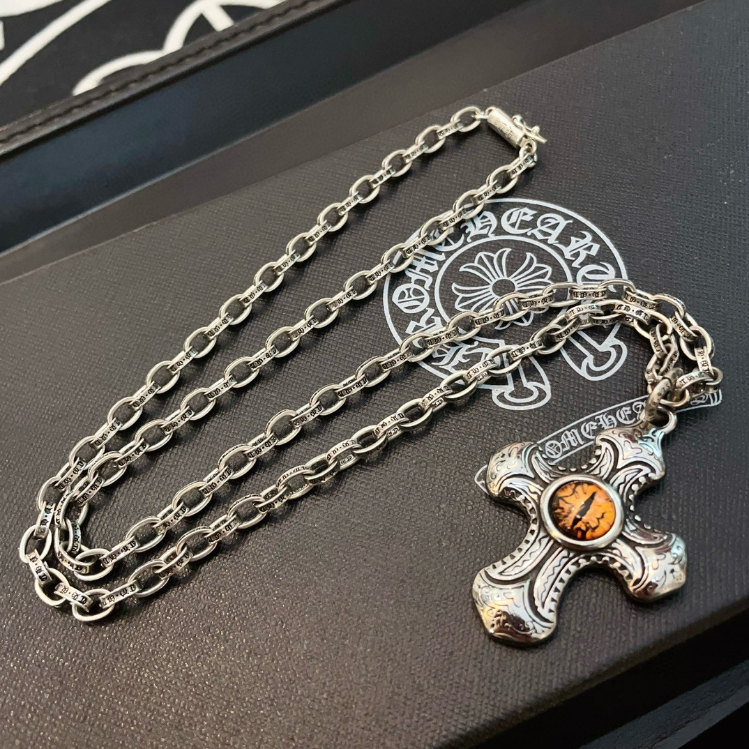  新款【专柜品质】Chrome Hearts克罗心 经典复古字母项链 虎眼十字架吊坠 凹凸造型不同的花纹