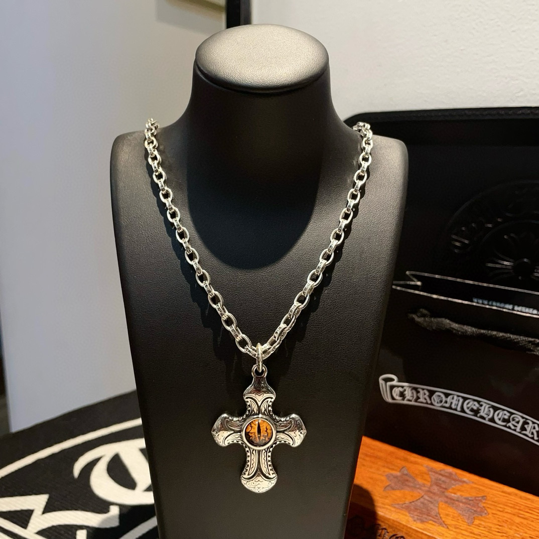  新款【专柜品质】Chrome Hearts克罗心 经典复古字母项链 虎眼十字架吊坠 凹凸造型不同的花纹