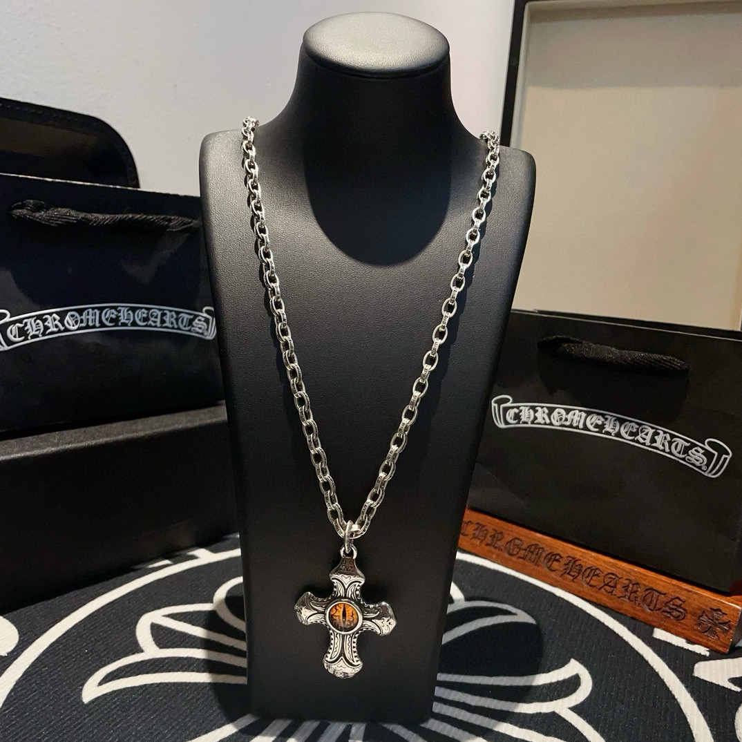  新款【专柜品质】Chrome Hearts克罗心 经典复古字母项链 虎眼十字架吊坠 凹凸造型不同的花纹
