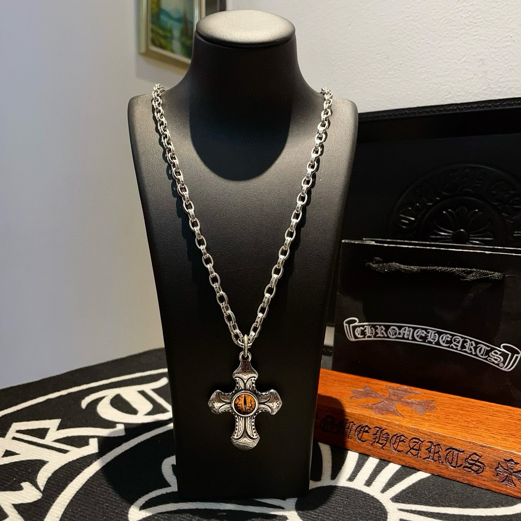 新款【专柜品质】Chrome Hearts克罗心 经典复古字母项链 虎眼十字架吊坠 凹凸造型不同的花纹