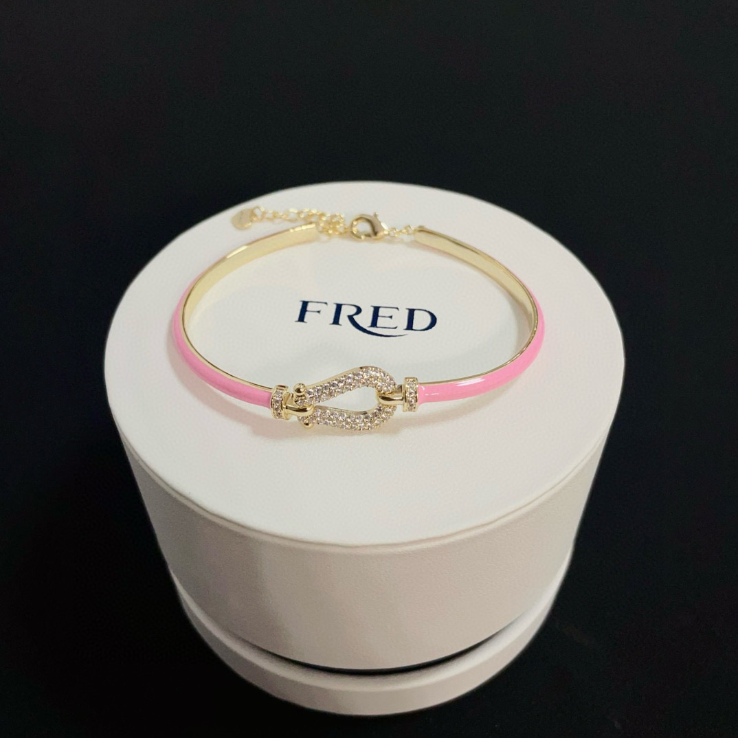 NO:385490,Popular Feredman Diamond Horseshoe Bracelet Bracelet, classic and versatile, Internet celebrity expert, a must-have item for fashion, fashionable and exquisite, 11 pairs of customized versions, the difference is that the ordinary version on the market, thickened electroplating 18k process, the effect is very versatile!  !  , jewelry quality, bracelet19860909火爆 费雷德满钻马蹄手镯手绳,经典百搭,网红达人 时尚一族备必单品,时尚精致,11对版定制,区别在于市面上普通版本,加厚电镀18k工艺,上手效果非常百搭！！,饰品精品,bracelet,Jewelry