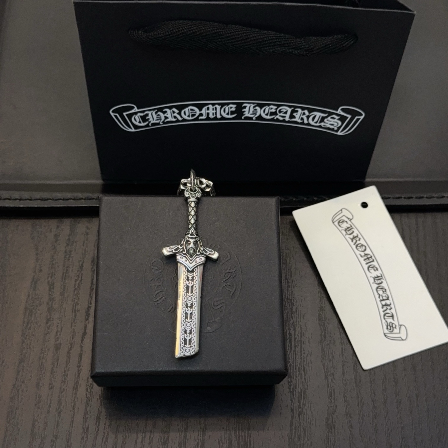  新款【专柜品质】Chrome Hearts克罗心复古白钻十字花项链 宝剑吊坠 凹凸造型不同的花纹设计风